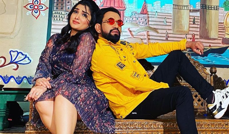 आम्रपाली के साथ फोटो शेयर करने के साथ ही दिनेश ने कैप्शन लिखा, 'ठीक है गोरखपुर आम्रपाली।' इस कैप्शन को देख कल्लू यानी अरविंद अकेला ने कमेंट किया, 'ठीक है जी।'