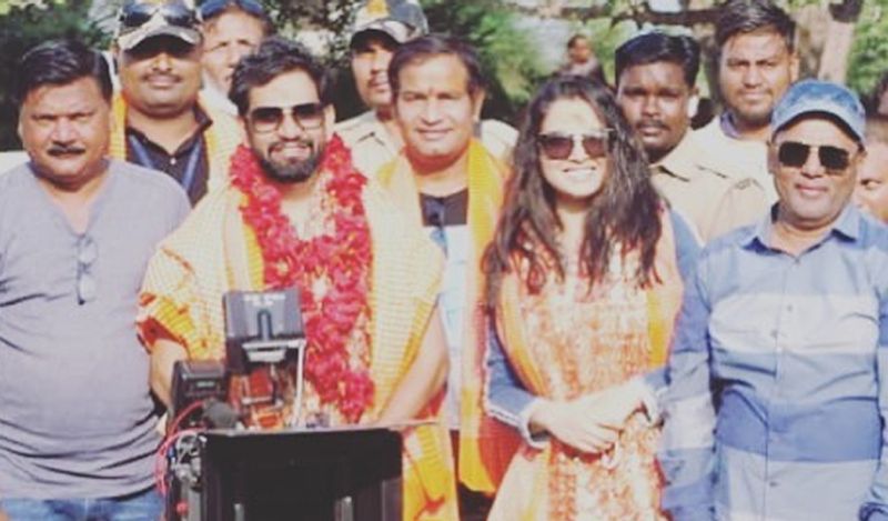 वहीं, अक्षरा सिंह ने भी इनकी फोटो पर कमेंट किया और लिखा, 'एकदम ठीक है।' वहीं, कनक पांडे ने लिखा, 'बिल्कुल ठीक है।' इसके अलावा कई यूजर्स ने दिनेश और आम्रपाली की जोड़ी की तारीफ।
