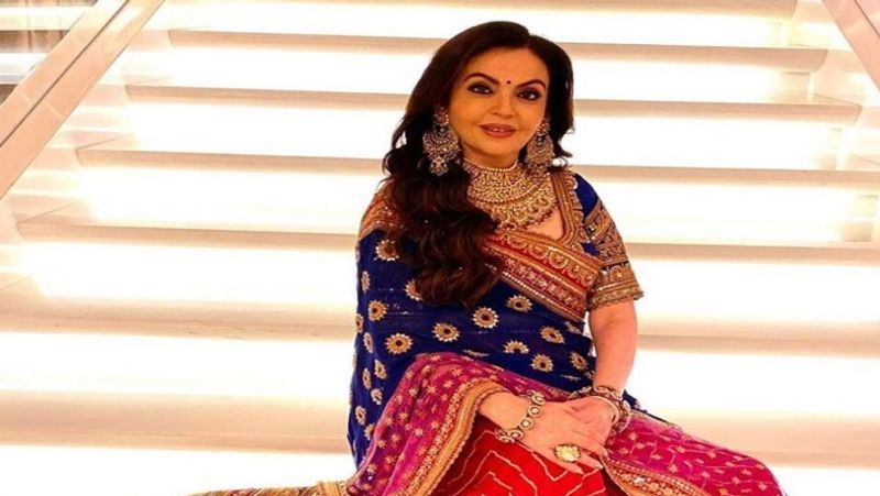 শুধু ওয়ার্কআউটই নয়, ক্যালোরি কমানোর জন্য নাচও করেন নীতা। নাচের পরে ৩০ মিনিট ওয়ার্কআউট করেন। এবং সন্ধ্যাবেলায় যোগব্যায়াম করেন।