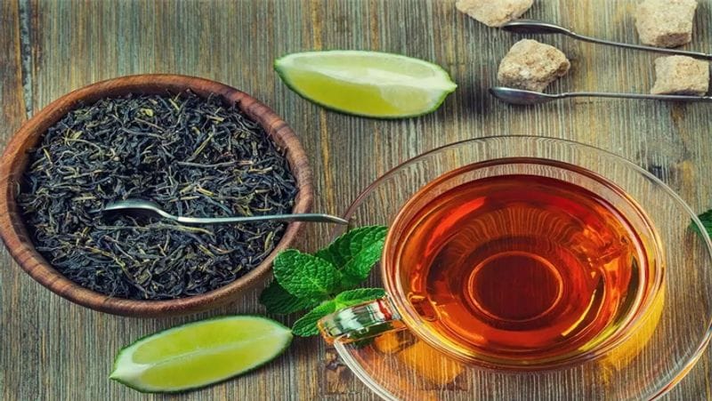मनोहारी गोल्ड स्पेशियलिटी टी के अलावा असम की एक और खास चाय है गोल्डन बटरफ्लाई टी (Golden Butterfly Tea), जो पिछले साल 75 हजार रुपए प्रति किलोग्राम बेची गई थी। इस चाय का उत्पादन डिकोम टी एस्टेट (Dikom Tea Estate) करता है।