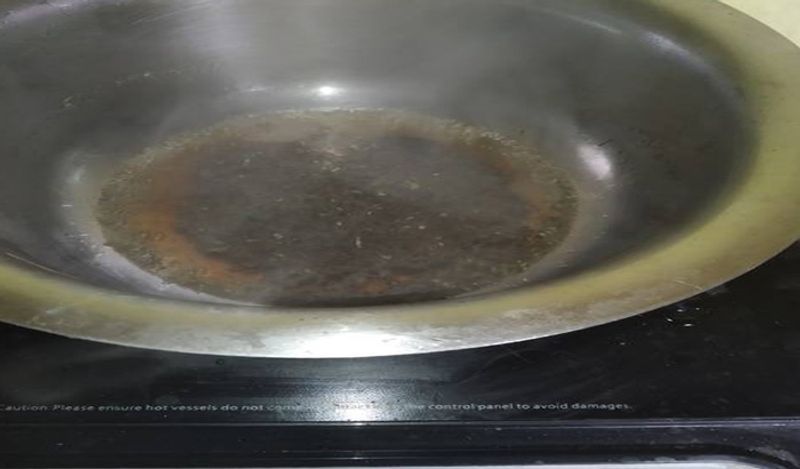 सबसे पहले एक पतीले में आधा कप पानी डालिये। यहां हम आपको एक कप चाय बनाने की विधि बता रहे हैं। ऐसे में मात्रा को कप के हिसाब से बढ़ा लें।
