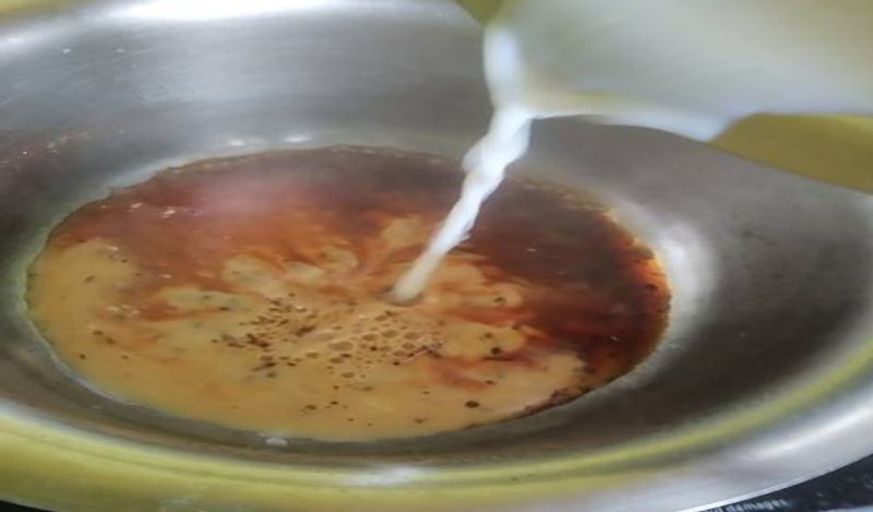 अब धीमी आंच पर पैन में पानी डालकर गरम करने के लिए रख दें।