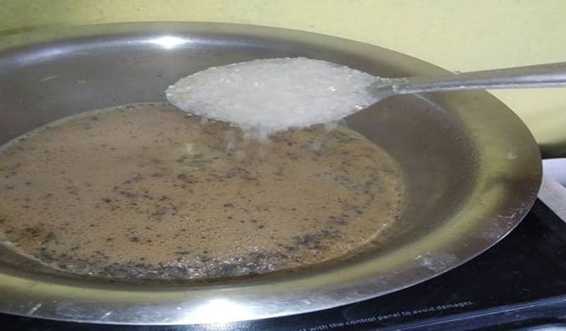 अब इसमें चीनी डालें। चीनी की मात्रा अपने स्वाद के हिसाब से रखें।