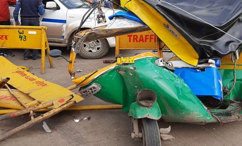 पुलिस पूछताछ में पता चला हि कार चला रही युवती अपने ब्यॉयफ्रेंड के साथ घूमने के लिए निकली थी। लड़की अपने घर से कार लेकर निकली थी, कुछ दूर बाद उसने अपने दोस्त को कार में बैठाया। इसके बाद दोनों आपस में बात करने लगे और युवती ने ब्रेक की जगह और एक्सीलेटर दबा दिया जिससे यह हादसा हो गया। फिलहाल पुलिस ने कार समेत दोनों को गिरफ्तार कर लिया है और पूछताछ की जा रही है।