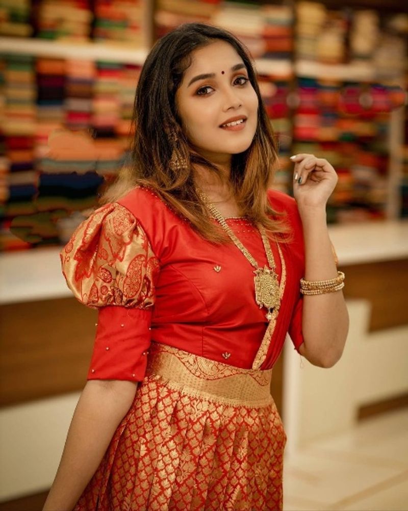 இந்த நிலையில் அவர் தனது இன்ஸ்டாகிராம் ஸ்டோரியில் ஏன் அதிகம் வெளியில் வருவதில்லை என்று பீல் பண்ணி கூறியுள்ளார்.