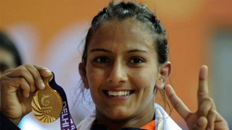 बता दें कि गीता साल 2010 में कॉमनवेल्थ गेम्स में गोल्ड मेडल हासिल करने वाली पहली भारतीय पहलवान हैं। भारत में खेले गए इस खेल के बड़े मंच पर गीता ने गोल्ड मेडल हासिल कर भारत की झंडा लहराया था। कई सारे गोल्ड मेडल के साथ ही गीता ने 2012 वर्ल्ड चैंपियनशिप में कांस्य पदक, एशियन गेम्स 2012 और 2015 में भी कांस्य पदक अपने नाम किया।