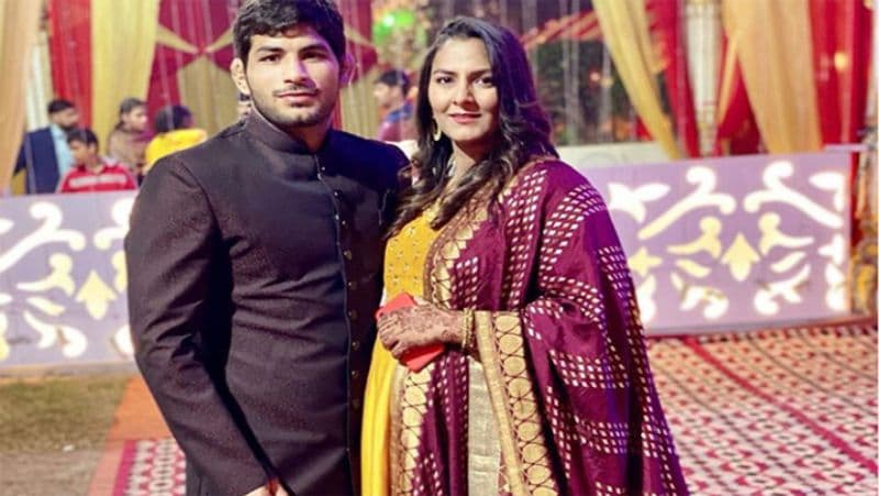 गीता को बचपन से ही पिता महाववीर ने कुश्ती के गुर सिखाए। गीता ने साल 2019 में अपने साथी रेसलर पवन कुमार से शादी की और एक बच्चे की मां भी बनीं। वहीं, उनकी बहन बबीता फोगाट जल्द ही मां बनने वाली है और इस साल नवंबर में उनकी तीसरी बहन संगीता फोगाट की शादी भी हुई है।