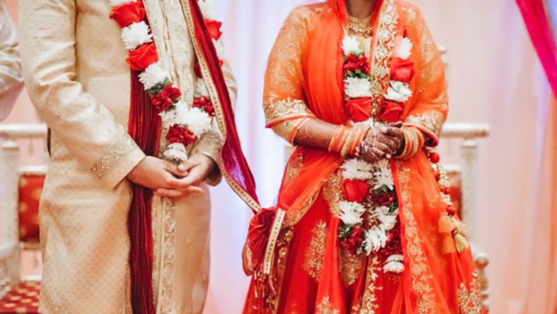 3. माता या पिता पक्ष की ओर से कोई रिश्ता हो
किसी भी व्यक्ति को उस स्त्री से कभी शादी नहीं करना चाहिए, जिसका हमारे पिता या माता की ओर से कोई रिश्ता हो। शास्त्रों में आपसी रिश्तेदारी या एक ही गोत्र में विवाह करना मना किया गया है। इससे जेनेटिक बीमारियां होने की भी संभावनाएं रहती हैं। जिस स्त्री से माता पक्ष से पांचवीं पीढ़ी तक और पिता पक्ष से सातवीं पीढ़ी तक रिश्ता जुड़ा हुआ हो, उससे शादी नहीं करना चाहिए।
