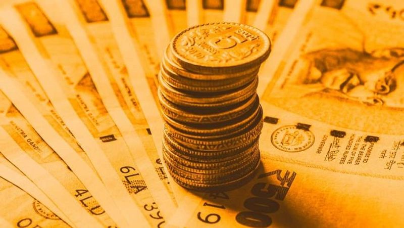 पीपीएफ (PPF) अकाउंट में लगातार ब्याज का भुगतान नहीं किया जाता है, लेकिन ये आपके पीपीएफ अकाउंट में जुड़ता रहता है। इस अकाउंट से पैसा निकालने पर मूल रकम के साथ ब्याज तो मिलता ही है, लेकिन इस रकम पर कोई टैक्स नहीं लगता है। (फाइल फोटो)