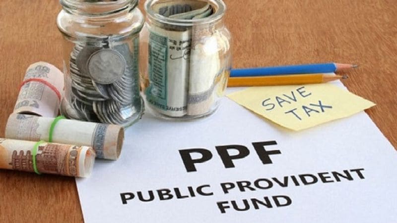 पीपीएफ अकाउंट में जमा राशि को अपने सेविंग्स अकाउंट में ट्रांसफर करने के लिए बैंक या पोस्ट ऑफिस में फॉर्म सबमिट करना होता है, जिसमें पीपीएफ और सेविंग्स अकाउंट की डिटेल देनी पड़ती है। इसके अलावा साइन किए गए फॉर्म के साथ ऑरिजनल पासबुक और कैंसिल्ड चेक भी जमा करना होता है। (फाइल फोटो)