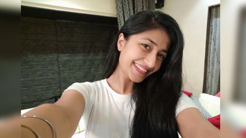 धनाश्री वर्मा ने हाल ही में इंस्टाग्राम पर अपनी कुछ तस्वीरें शेयर की है। जिसमें व्हाइट कलर का क्रॉप टॉप पहने वो बहुत ही कमाल लग रही है। नो मेकअप लुक में अपने खुले बालों के साथ वह जलवा बिखेर रही हैं।