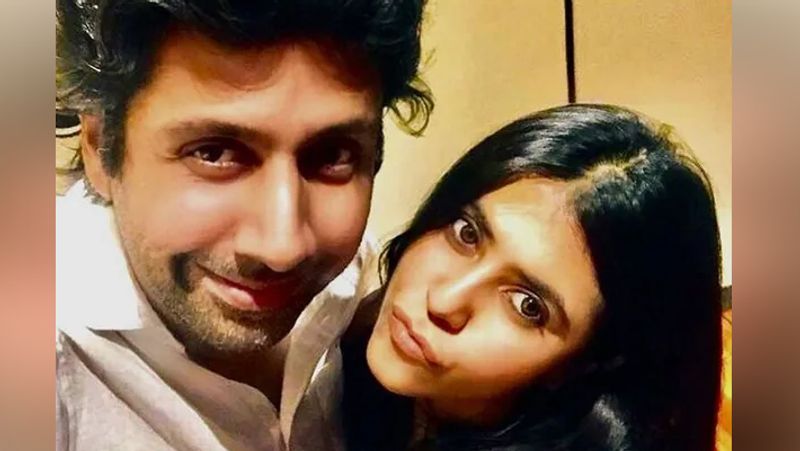 फोटो एकता कपूर अपने खास दोस्त के साथ बेहद कैंडिड मूड में सेल्फी क्लिक करती हुईं दिख रही हैं। इस फोटो को शेयर करते हुए उन्होंने लिखा- और हम यहां हैं... आपको जल्दी ही बताएंगे।
