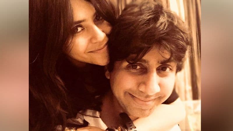 तनवीर ने कमेंट किया- इस दोस्ती को रिश्तेदारी में बदलने का वक्त आ गया है। इसके बाद तो फैन्स से पूछना शुरू कर दिया कि एकता कब शादी करने वाली है। तनवीर की बात करें तो उन्होंने अपने इंस्टाग्राम बायोडाटा में खुद को प्रोड्यूसर और लेखक बताया। तनवीर ने इंस्टाग्राम पर एकता संग कई सेल्फी शेयर की हुई हैं। दोनों पिछले करीब एक दशक से दोस्त हैं। 