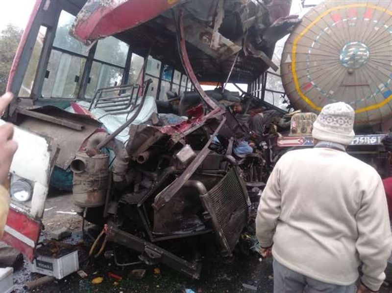 मुरादाबाद की तरफ से अलीगढ़ जा रही सरकारी बस से गैस टैंकर की सीधी टक्कर हो गई। इसके बाद अफरातफरी मच गई।
