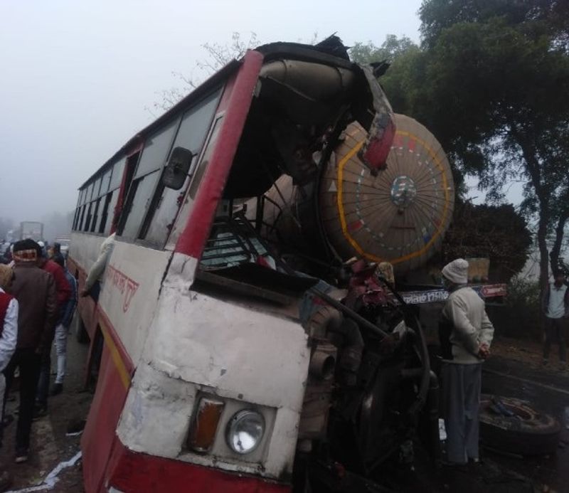 प्रत्यक्षदर्शियों ने बताया कि टक्कर इतनी तेज थी बम जैसा धमाके की आवाज दूर तक सुनाई दी। आसपास के लोगों को कोहरे में कुछ दिखाई नहीं दिया। इससे चीख पुकार से अफरातफरी मच गई।