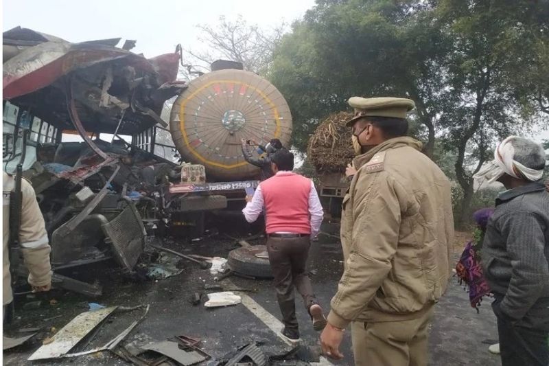 लोग घटनास्थल की ओर दौड़ पड़े। मौके के नजारे ने सबको स्तब्ध कर दिया। बस के अंदर लोग मरे पड़े थे। कुछ पहिये के नीचे दबे हुए थे। 