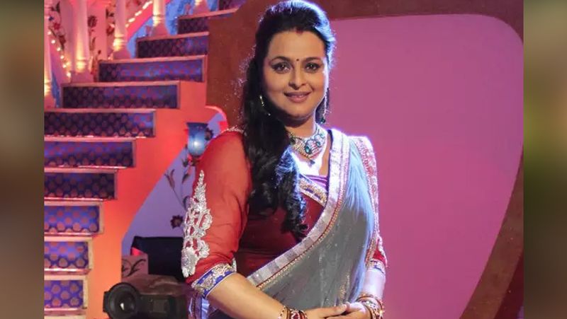 बात शिल्पा के करियर की करे तो वह पिछले 19 सालों से सिल्वर स्क्रीन से गायब है। हालांकि पिछले 4-5 सालों में वह एक-दो टीवी सीरियल्स में नजर आई थीं। हालांकि, अब वह बॉलीवुड में कमबैक कर चुकी हैं। 
