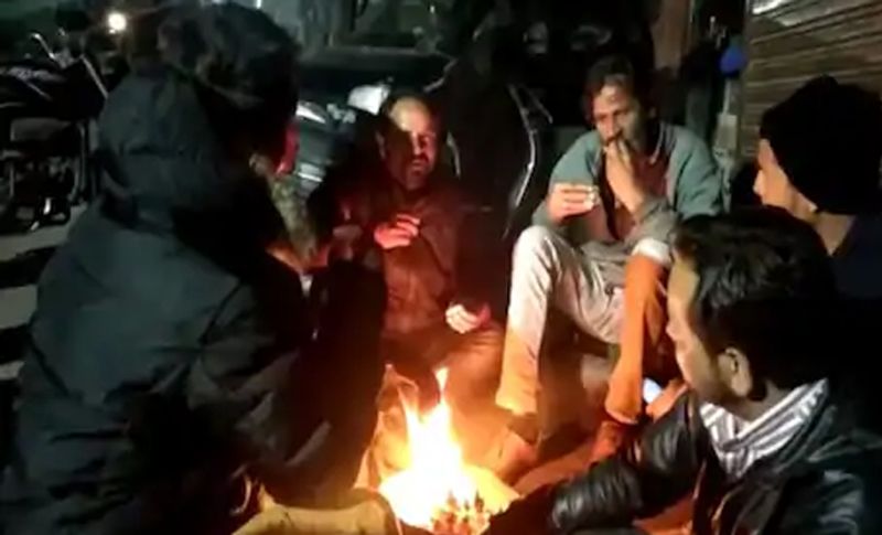 हिल स्टेशन माउंट आबू में भी कड़ाके की ठंड पड़ रही है। यहां भी कोहरे और धुंध का असर दिख रहा है। खास कर यहां की अरावली की पहाड़ियों पर कोहरा ही कोहरा देखने को मिल रहा है। जो पर्यटक घूमने के लिए आए हैं वह सर्दी के चलते होटलों में ही दुबके रहे।

