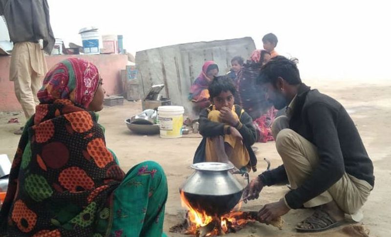 यह तस्वीर बीकानेर जिले की है, जहां इस सीजन की सबसे सर्द रात रही। यहां के आसपास गांव के लोग सड़क पर आग जलाकर खाना बनाते दिखे।