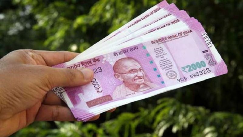 यह लाइफ इन्श्योरेंस कॉरपोरेशन (LIC) की फ्लैगशिप जीवन अक्षय पॉलिसी (LIC Jeevan Akshay Policy) है। यह एक पेंशन स्कीम है। कुछ महीने पहले LIC ने जीवन शांति स्कीम की शुरुआत के बाद जीवन अक्षय स्कीम को वापस ले लिया था। अब जीवन अक्षय स्कीम को फिर से शुरू किया गया है। (फाइल फोटो)
