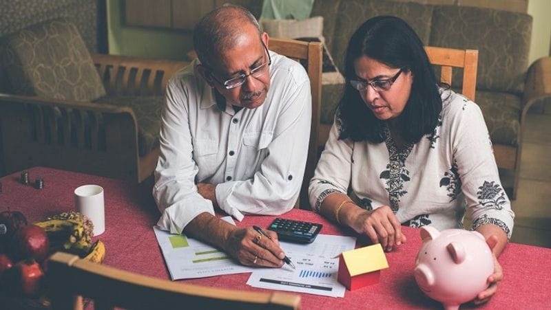 जीवन अक्षय पॉलिसी में कुल 10 ऑप्शन मिलते हैं। इन्हीं में एक ऑप्शन होता है (A), जिसके तहत सिंगल प्रीमियम पर हर महीने 20 हजार रुपए की पेंशन मिलती है। हर महीने यह पेंशन लेने के लिए प्रति महीने वाले पेंशन ऑप्शन का चुनाव करना होगा। इसके लिए एक बार में 40,72,000 रुपए का निवेश करना होगा। इसके बाद हर महीने 20 हजार रुपए की पेंशन मिलनी शुरू हो जाएगी। (फाइल फोटो)