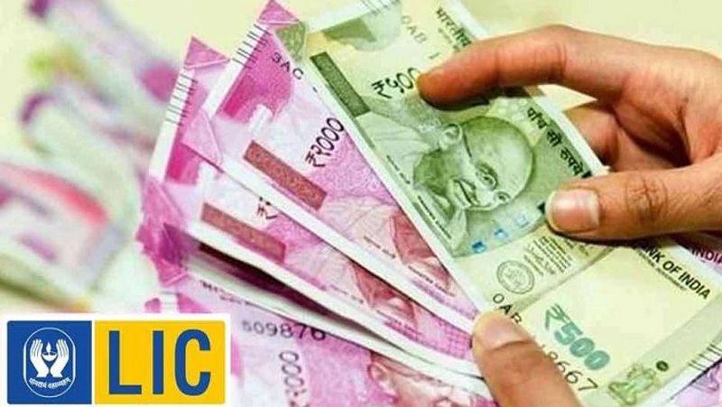 इस पेंशन का भुगतान 4 तरीके से किया जा सकता है - सालाना, छमाही, तिमाही और मासिक। इनमें सालाना आधार पर 2,60,000 रुपए, छमाही आधार पर 1,27,600 रुपए, तिमाही आधार पर 63,250 रुपए और मासिक आधार पर 20,967 रुपए की पेंशन मिलती है। इस पॉलिसी को लेने पर शुरुआत में ही एन्युटी की दरों की गारंटी दे दी जाती है। पॉलिसीधारक को उम्र भर एन्युटी का भुगतान किया जाता है। इस पॉलिसी को ऑनलाइन या ऑफलाइन, दोनों तरीकों से लिया जा सकता है। (फाइल फोटो)