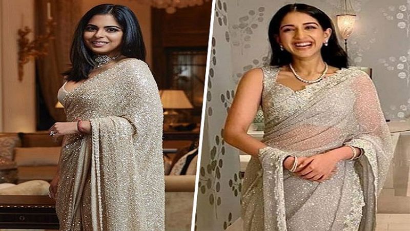 राधिका मर्चेंट को लाखों रुपए कीमत की यह साड़ी नीता अंबानी ने गिफ्ट की थी। ठीक ऐसी ही साड़ी ईशा अंबानी ने भी पहनी थी। मैचिंग साड़ी में दोनों की खूबसूरती देखते ही बनती थी।