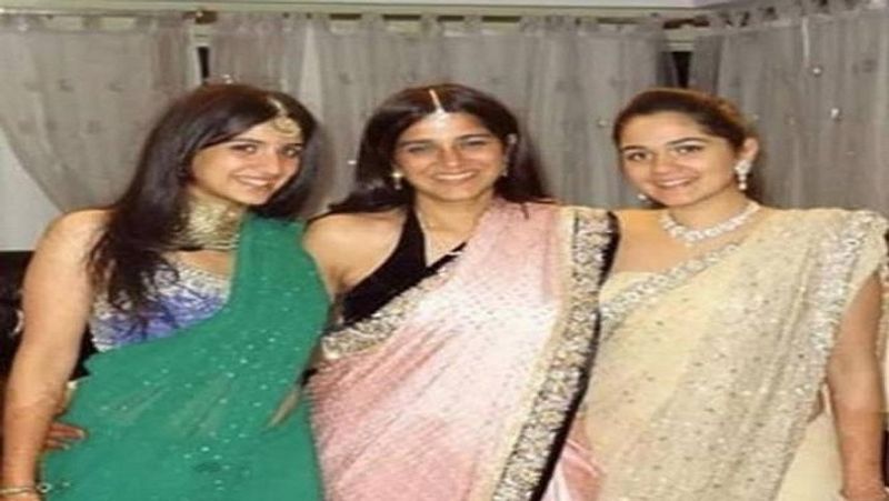 राधिका मर्चेंट ने अपनी बहन अंजलि मर्चेंट की शादी में भी साड़ी पहनी थी। अंजलि मर्चेंट की शादी इस साल की शुरुआत में ही गोवा में हुई है। इस मौके पर उनकी मां शैला मर्चेंट भी साड़ी में दिखी थीं।