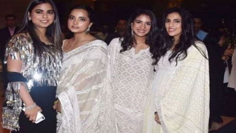 ईशा अंबानी और श्लोका मेहता के साथ राधिका मर्चेंट की यह तस्वीर भी बेहद खूबसूरत है। इसमें दोनों ने मिलते-जुलते कलर वाली ड्रेस पहनी है, वहीं ईशा अंबानी चमकीली ड्रेस में नजर आ रही हैं।