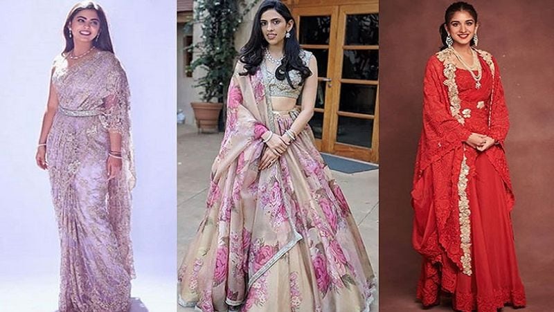 इस तस्वीर में ईशा अंबानी और श्लोका मेहता ने खास स्टाइल में साड़ी पहन रखी है, वहीं राधिका मर्चेंट ने रेड कलर का गाउन पहना है। सबने लाइट जूलरी पहनी है।