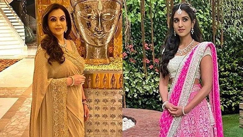 इस तस्वीर में नीता अंबानी जहां बेहद कीमती और सुंदर साड़ी में नजर आ रही हैं, वहीं राधिका मर्चेंट ने भी खास स्टाइल में लहंगे और चोली को साड़ी की तरह पहन रखा है। दोनों एंटीलिया में भगवान बुद्ध की मूर्ति के पास खड़ी हैं। यह वाकई एक क्लासिक तस्वीर है।