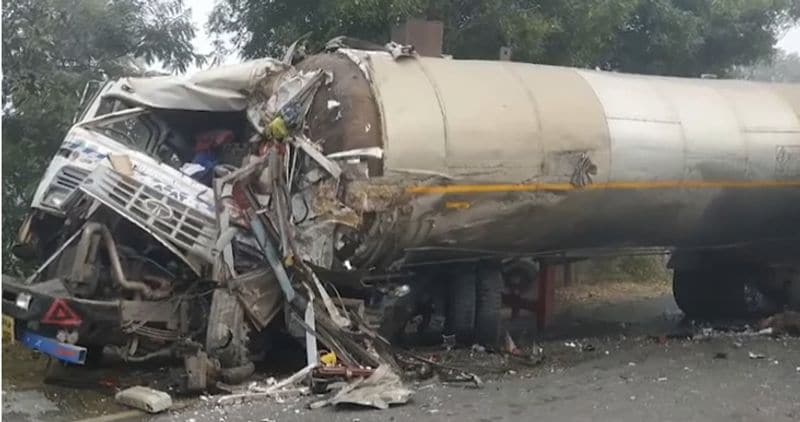 प्रत्यक्षदर्शियों ने बताया कि टक्कर इतनी तेज थी बम जैसा धमाके की आवाज दूर तक सुनाई दी। आसपास के लोगों को कोहरे में कुछ दिखाई नहीं दिया। इससे चीख पुकार से अफरातफरी मच गई थी।