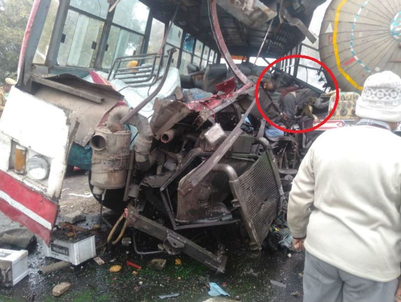 कोहरा तेज था और चालक ने स्पीड बढ़ाकर ओवरटेक किया। उसी समय मुरादाबाद की तरफ से अलीगढ़ जा रही सरकारी बस से उसकी सीधी टक्कर हो गई और यह हादसा हो गया। इसके बाद अफरातफरी मच गई। 