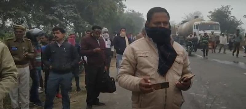 टैंकर ने बचाव में ट्राली को साइड से टक्कर मारकर जगह बनाने की कोशिश की। इसकी वजह से ट्रैक्टर ट्राली खंदक में जाकर पेडों से टकराकर पलट गई।
