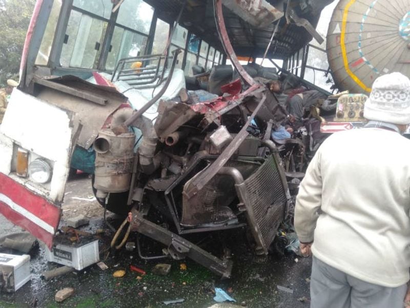 लोग घटनास्थल की ओर दौड़ पड़े। मौके के नजारे ने सबको स्तब्ध कर दिया। बस के अंदर लोग मरे पड़े थे। कुछ पहिये के नीचे दबे हुए थे।
