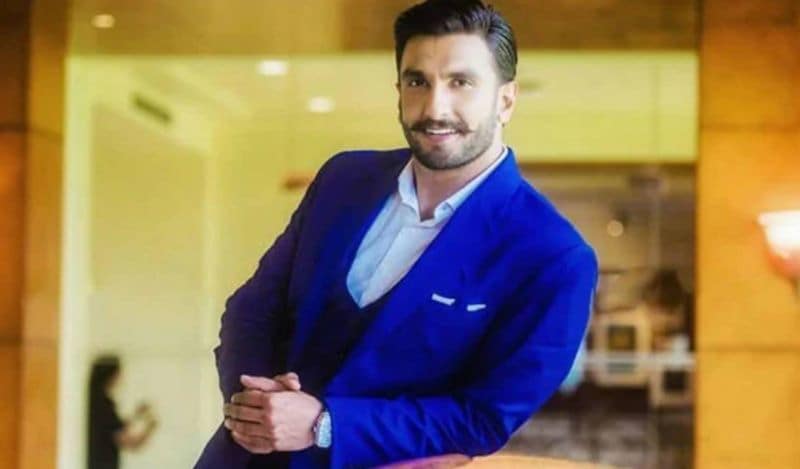 <p style="text-align: justify;">শাহিদের সামনেই এই পুরষ্কার উঠে গেল রণবীর কাপুরের হাতে। তা দেখেই মেজাজ হারালেন শাহিদ কাপুর। </p>