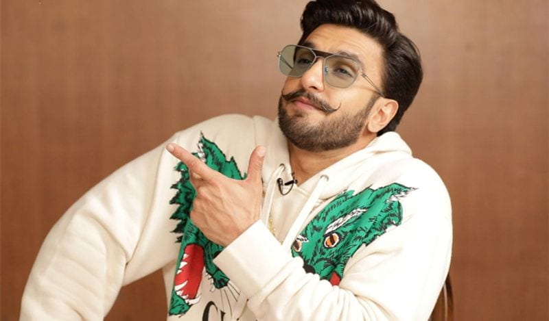 <p>একই বছর খবরের শিরোনামে উঠে আসে গল্লি বয়। এই ছবি গিয়েছিল অস্কার দৌরে। সেই সূত্রেই কড়া টক্করে সামিল হয় দুই তারকা। </p>