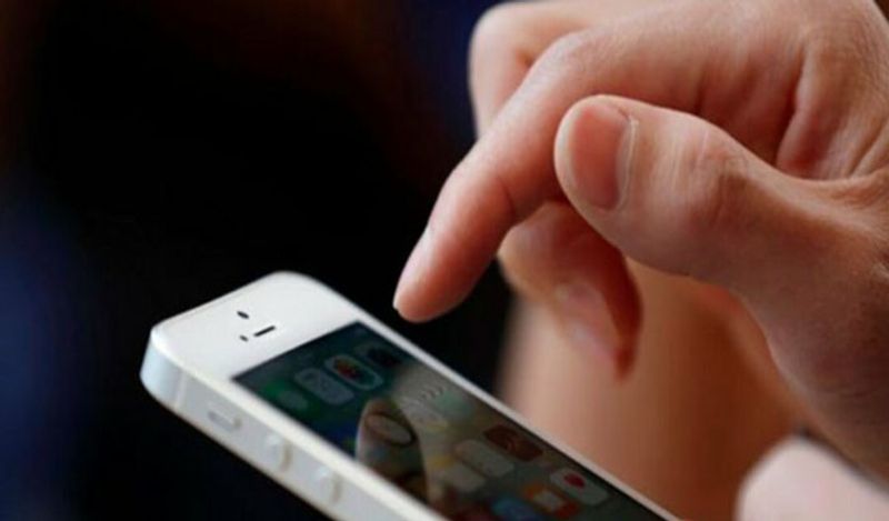 सबसे पहले बात करते हैं आईफोन की। iPhone 4 या इससे पुराने आईफ़ोन से WhatsApp का सपोर्ट 1 जनवरी 2021 से खत्म कर दिया जाएगा। लेकिन iPhone 4s, iPhone 5s, iPhone 5C, iPhone 6, iPhone 6s में पुराने सॉफ़्टवेयर को अपडेट कर WhatsApp चलाया जा सकेगा। 