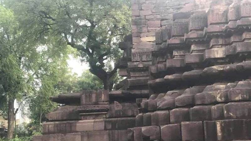 मराठों ने इसे खड़ा करने का प्रयास किया गया। इसकी ऊंचाई 100 मीटर के लगभग थी। इसका आधा मील में फैलाव बताया जाता है।

