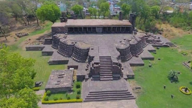 इतिहासकारों का कहना है कि औरंगजेब ने इसे 1682 के लगभग तोपों से उड़वा दिया था, जिसके बाद मालवा का राज्य जब मराठों के पास आया।
