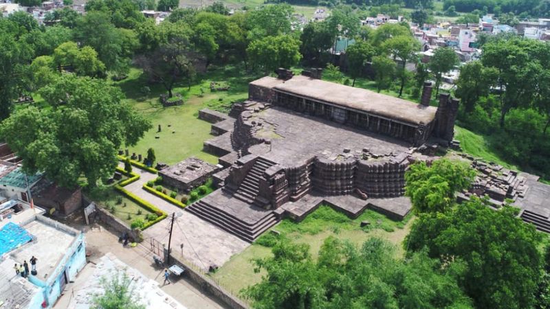 इस मंदिर को परमार काल में परमार राजाओं ने बनवाया था, जिसे बाद में औरंगजेब ने ध्वस्त कर दिया था।