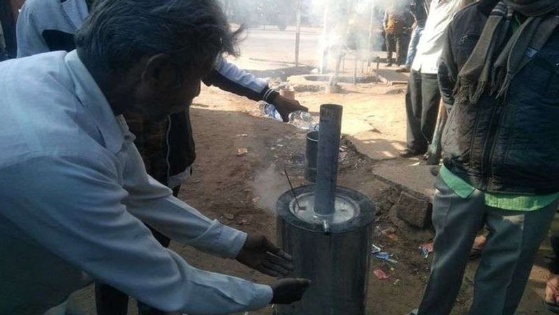 इसमें ईंधन जलने पर राख स्टैंड से होकर नीचे गिरती है। इसमें आग जलने पर हवा नीचे जाली से होकर ऊपर लगी चिमनी से होकर निकलती है। इससे आग बुझती नहीं है। इसमें 4-5 घंटे तक पानी गर्म रहता है।
