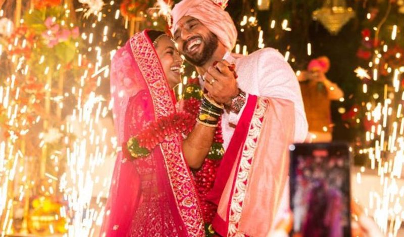 पुनीत पाठक और निधि मूनी सिंह एक-दूसरे को करीब ढाई साल से जानते हैं। कोरोना महामारी के चलते शादी में बेहद करीबी लोग ही पहुंचे, जिनमें कॉमेडियन भारती सिंह और उनके पति हर्ष लिंबाचिया समेत चुनिंदा दोस्त ही शामिल हुए।