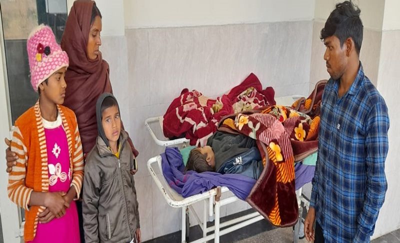 दरअसल, दुखद मामला पानीपत के समालखा कस्बा का है। जहां एक पेट्रोल पंप के पास मंगलवार रात तीन बजे दिल्ली जा रही एक पिकअप सड़क किनारे खड़े ट्रक से टकरा गई। इस पिकअप में करीब 25 लोग सवार थे, जिसमें दो बच्चे 6 साल के खिलेश और 12 साल के योगेश की मौके पर ही मौत हो गई। वहीं एक युवक ने अस्पताल में दम तोड़ दिया। टक्कर की आवाज के बाद आसपास के लोग मौके पर पहुंचे और घायलों को पिकअप से बाहर निकाला।

