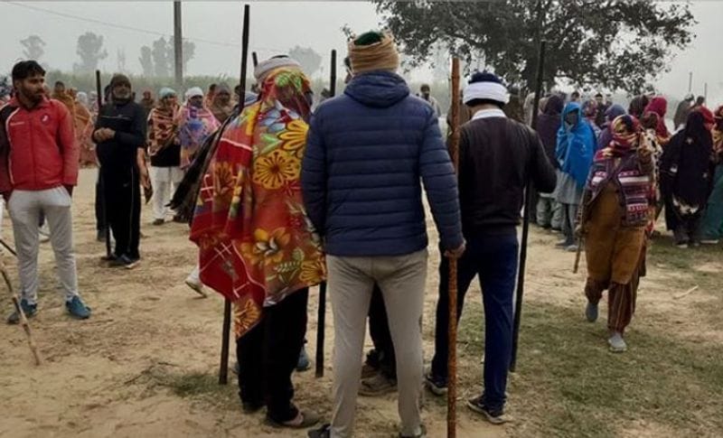 हादसे के बारे में जानकारी देते हुए एक मजदूर ने बताया कि उन्होंने 1500 रुपए में यह पिकअप बुक किया था। वह ईंट भट्ठा के काम के लिए पंजाब जा रहे थे। दिवाली के बाद से हमे कोई काम नहीं मिला था। एक ठेकेदार ने 25 लोगों को बुलाया था। छोटी गाड़ी होने के कारण वह सब ठीक से बैठ भी नहीं पाए। अचानक रात करीब 2 से 3 के बीच पिकअप ट्रक से जा टकराया। एकदम से झटका लगने के बाद सभी मजदूर एक दूसरे के ऊपर गिर गए।