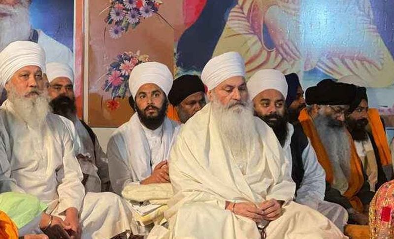 लाखों में है उनके भक्तों की तादात
दरअसल. पेशे से किसान संत बाबा राम सिंह ने बुधवार दोपहर में कोंडली बॉर्डर पर खुदखुशी कर ली। वह सिंघरा के ही गुरुद्वारा साहिब नानकसर के ग्रंथी थे। उनके अनुयाइयों की तादाद लाखों में बताई जा रही है। वह मूल रुप से करनाल के सिंघरा गांव के रहने वाले थे।