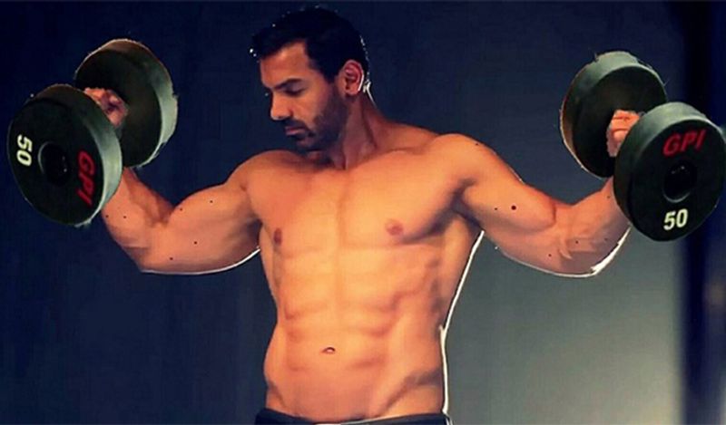 इसके बाद लंच में जॉन घर का बना सादा खाना दाल, रोटी, सब्जी और पालक जैसी चीजें खाते हैं। रात के डिनर में उन्हें सूप, सलाद और सब्जियां खाना अच्छा लगता है।