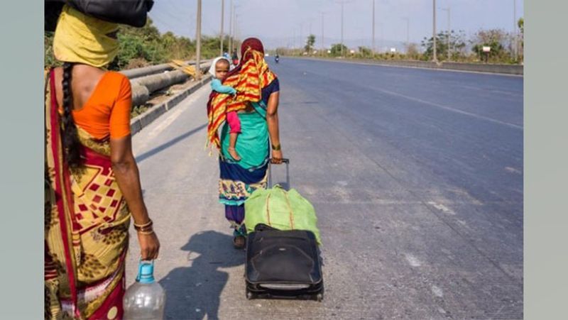गोद में बच्चा और मीलों बोझ के साथ जाना।