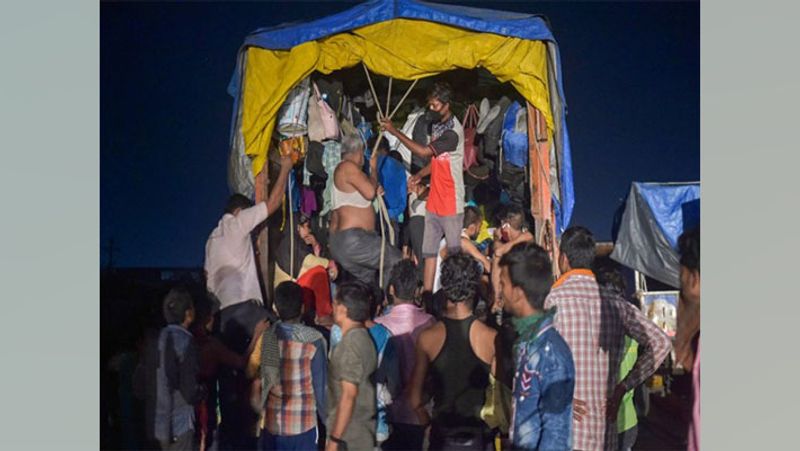इस तरह एक गाड़ी में ठुंसकर घर जाना पड़ा।