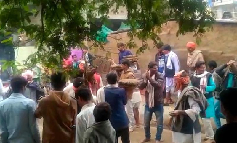 गांव के हर घर से एक सदस्य इस शव यात्रा में शामिल था। जहां वह 'रघुपति राघव राजा राम सबको सन्मति दे भगवान' जैसे गीत गा रहे थे। वहीं लोग बंदर की अर्थी पर फूल बरसा रहे थे।